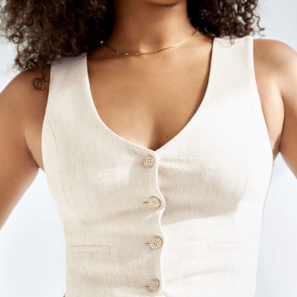 Like New Aritzia Wilfred Desire Vest in Size 10. - Picture 16 of 16